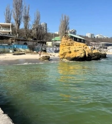 В Одесі море пожовкло та смердить: екологи попереджають про небезпеку (відео)