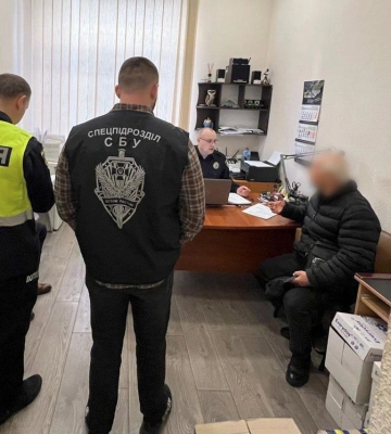 На Харківщині мікроавтобус врізався в стовп: загинув водій, пасажирка в лікарні