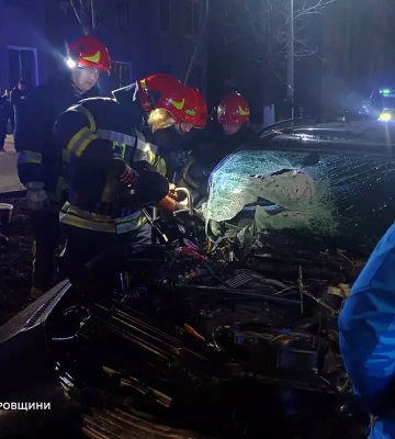 Жінку вирізали з понівеченого авто: деталі ДТП з “BMW” на Дніпропетровщині