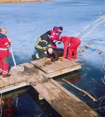 На Київщині рятувальники витягли з крижаної води двох чоловіків