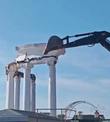 Росіяни знесли знамениту споруду в Криму