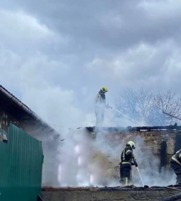 Пів години до біди: на Хустщині пожежа ледь не перекинулася на житловий будинок