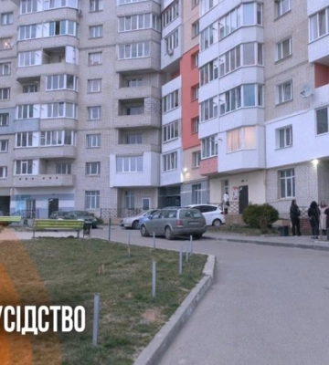 "Фекаліями обмажу двері": мешканці багатоповерхівки у Рівному скаржаться на поведінку сусідки (ВІДЕО)