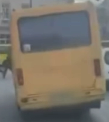 У Львові маршрутка їхала нахиленою в один бік. Відео