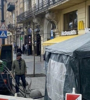 Небезпечна плитка біля Львівського оперного театру: місто тестує безпечну обробку