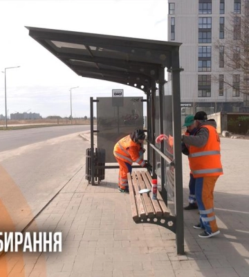 Прибирають дороги, тротуари та громадські зупинки: комунальники впорядковують вулиці Рівного (ВІДЕО)