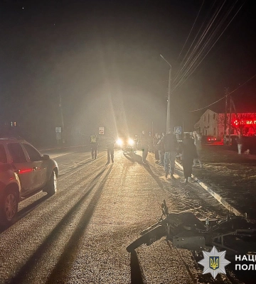 На Київщині 18-річний мотоцикліст вчинив карколомну ДТП із двома постраждалими