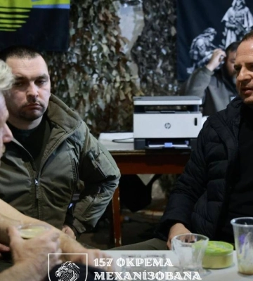 Шон Пенн и Ермак вместе посетили Славянск и боевое подразделение 157 ОМБр
