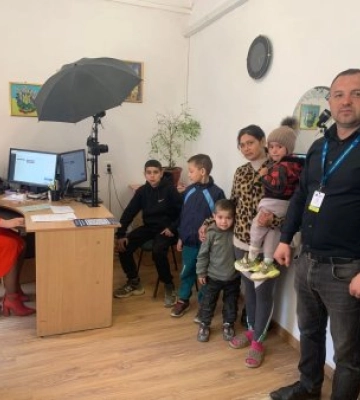 Міжгірський десант: як багатодітна ромська родина штурмувала міграційну службу (ФОТО)