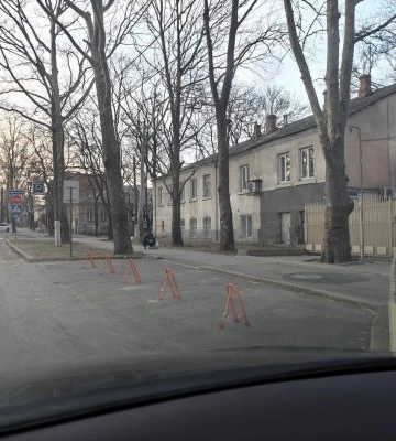 Паркувальні війни у центрі Миколаєва: жителі скаржаться на самовільне захоплення дороги