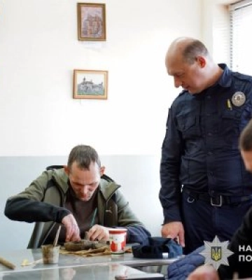 Відновлення внутрішнього балансу через глинотерапію: поліцейські Закарпаття провели сеанс реабілітації для ветеранів