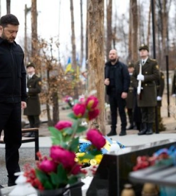 Зеленский почтил память защитников, погибших во время обороны и освобождения Мощуна. ФОТОРЕПОРТАЖ