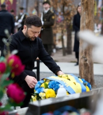 Зеленский почтил память воинов, погибших при обороне села Мощун под Киевом