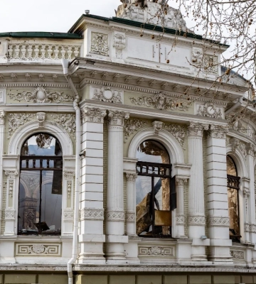 У Херсоні внаслідок влучання дрона російських військ спалахнула пожежа. ФОТО