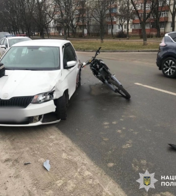 На Київщині внаслідок зіткнення легковика та мотоцикла постражали кермувальник та кермувальниця
