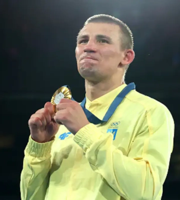 Украинец нокаутировал турка в первом раунде во время вечера бокса от Усика — видео