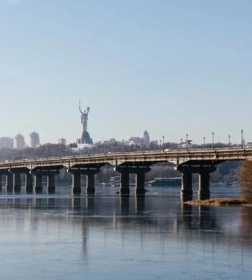 В Киеве на мосту Патона ликвидируют утечку теплосети, часть города без тепла — КГГА