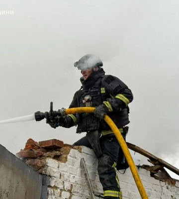 РФ влучила по медзакладу на Харківщині: на місці виникла масштабна пожежа 