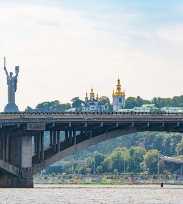 В Киеве произошел прорыв теплосети на мосту Патона: часть районов осталась без отопления (видео)