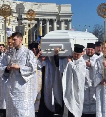 В Киеве продолжается прощание с патриархом Филаретом: сотни верующих и военных пришли отдать честь (Видео)