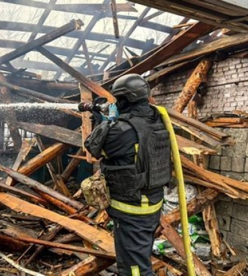 Ворожі БпЛА вдарили по території медзакладу на Харківщині: спалахнула пожежа. ФОТОрепортаж