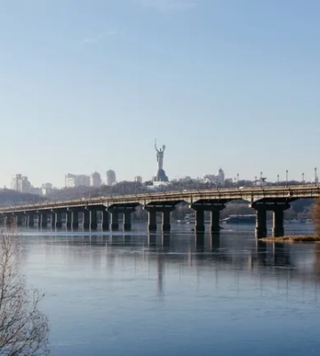 Два мікрорайони Києва залишилися без тепла через прорив на мосту Патона