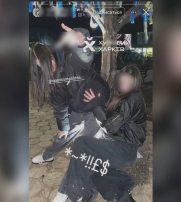 Показала середній палець біля Дерева надії в Чугуєві: поліція розшукала дівчат