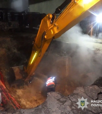 Померла 16-річна дівчина, яка впала в яму з окропом у Києві