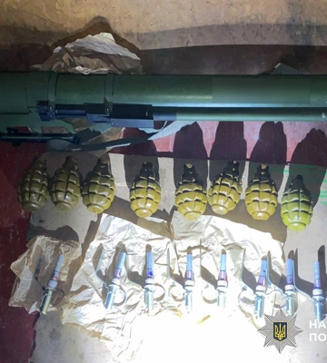 На Хмельниччині поліцейські знайшли у зупиненому автомобілі бойові гранати та набої