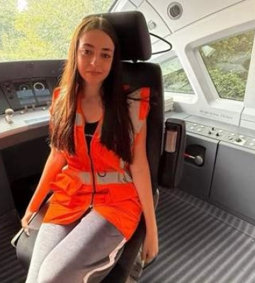 Встречный поезд смертельно травмировал 19-летнюю проводницу: в УЗ рассказали детали трагедии