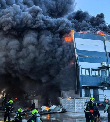 В Киеве видно дым от масштабного пожара: горят склады в области