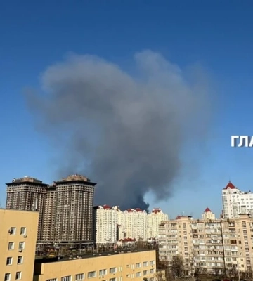 Над Киевом черный дым, в пригороде горят склады — фото