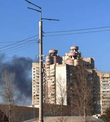 Дым от масштабного пожара накрывает столицу: к киевлянам обратились с важной просьбой