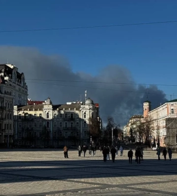 Під Києвом спалахнула масштабна пожежа: чорний дим видно навіть у центрі столиці, відео