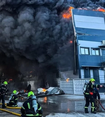 Над Киевом черный дым, в пригороде горят склады — фото
