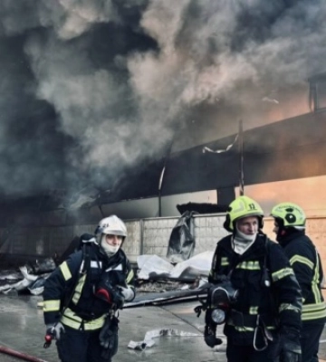 На Київщині горять склади на площі 5500 квадратних метрів