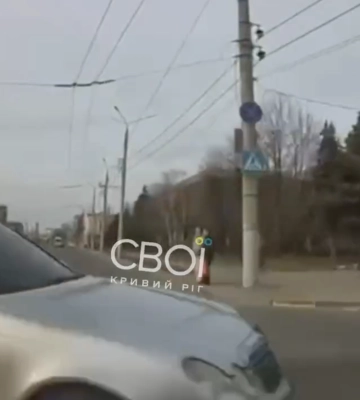 У Кривому Розі зіштовхнулися дві автівки та влетіли у дитину на тротуарі