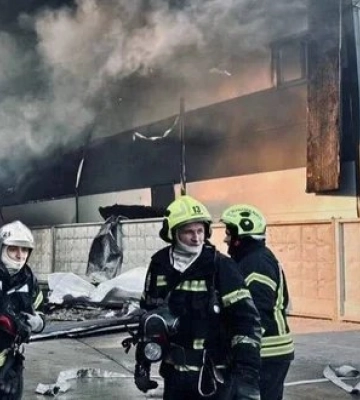 На Київщині ліквідували масштабну пожежу у складській будівлі