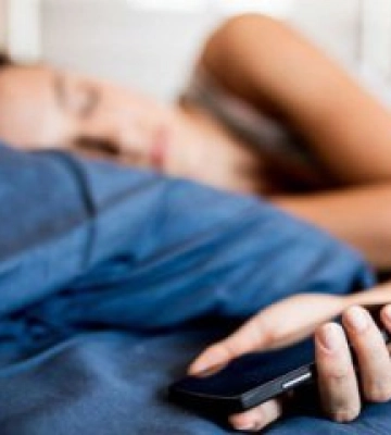 Закарпатці сплять зі смартфоном: чому небезпечно тримати гаджет біля ліжка
