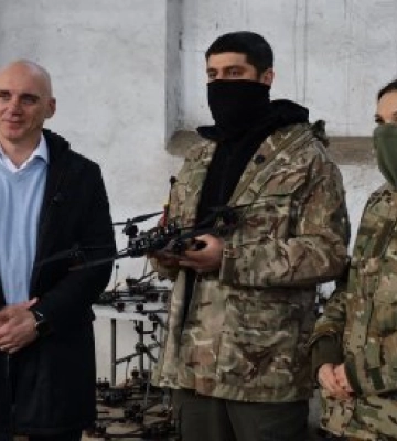 Від громади Миколаєва військовим передали чергову партію дронів