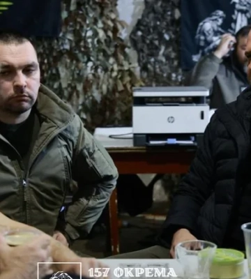 Показались возле стелы в Славянске. Шон Пенн и Андрей Ермак посетили украинских военных в Донецкой области — фото