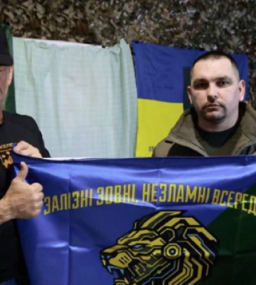 Шон Пенн и Ермак вместе посетили Славянск и боевое подразделение 157 ОМБр