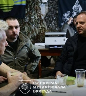 Єрмак приїхав на фронт не воювати, а сфотографуватись з Шоном Пенном. ФОТОрепортаж