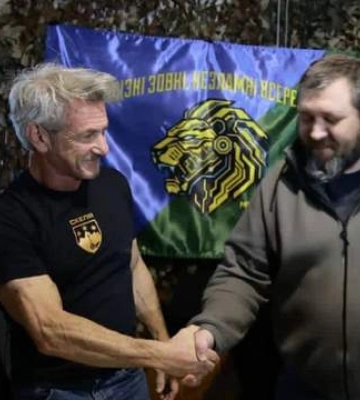 Шон Пенн відвідав Слов'янськ та підрозділ 157 ОМБр: на фото він з'явився разом з Єрмаком
