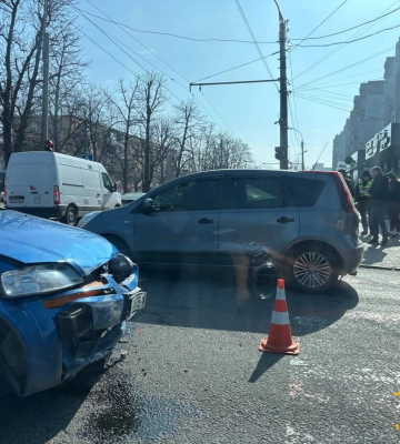 Водійка протаранила автівку, а та від удару в’їхала в паркан у Черкасах