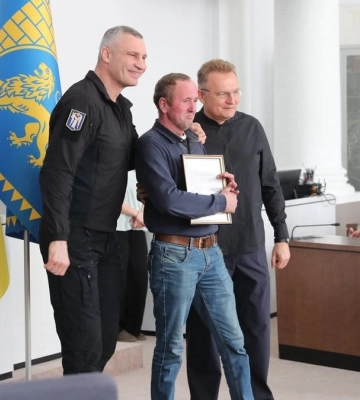 У Львові водій Mercedes в’їхав в трамвай №6 і втік