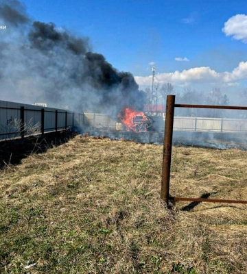 На Львівщині через спалювання сухостою згоріла «Тесла»