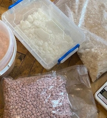 "Товар" прятали в продуктах и цветочных горшках: раскрыта наркогруппировка