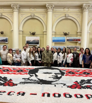Військовий з Бахмута склав у Львові панно з Тарасом Шевченком з 15 200 пластикових корків