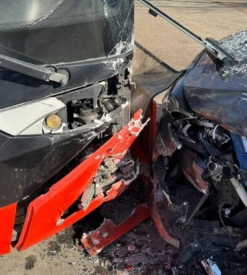 В Харькове автомобиль Subaru врезался в автобус